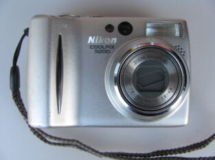 Nikon COOLPIX 5200 Digital Camera UNTESTED