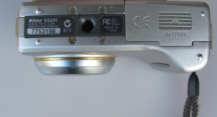 Nikon COOLPIX 5200 Digital Camera UNTESTED